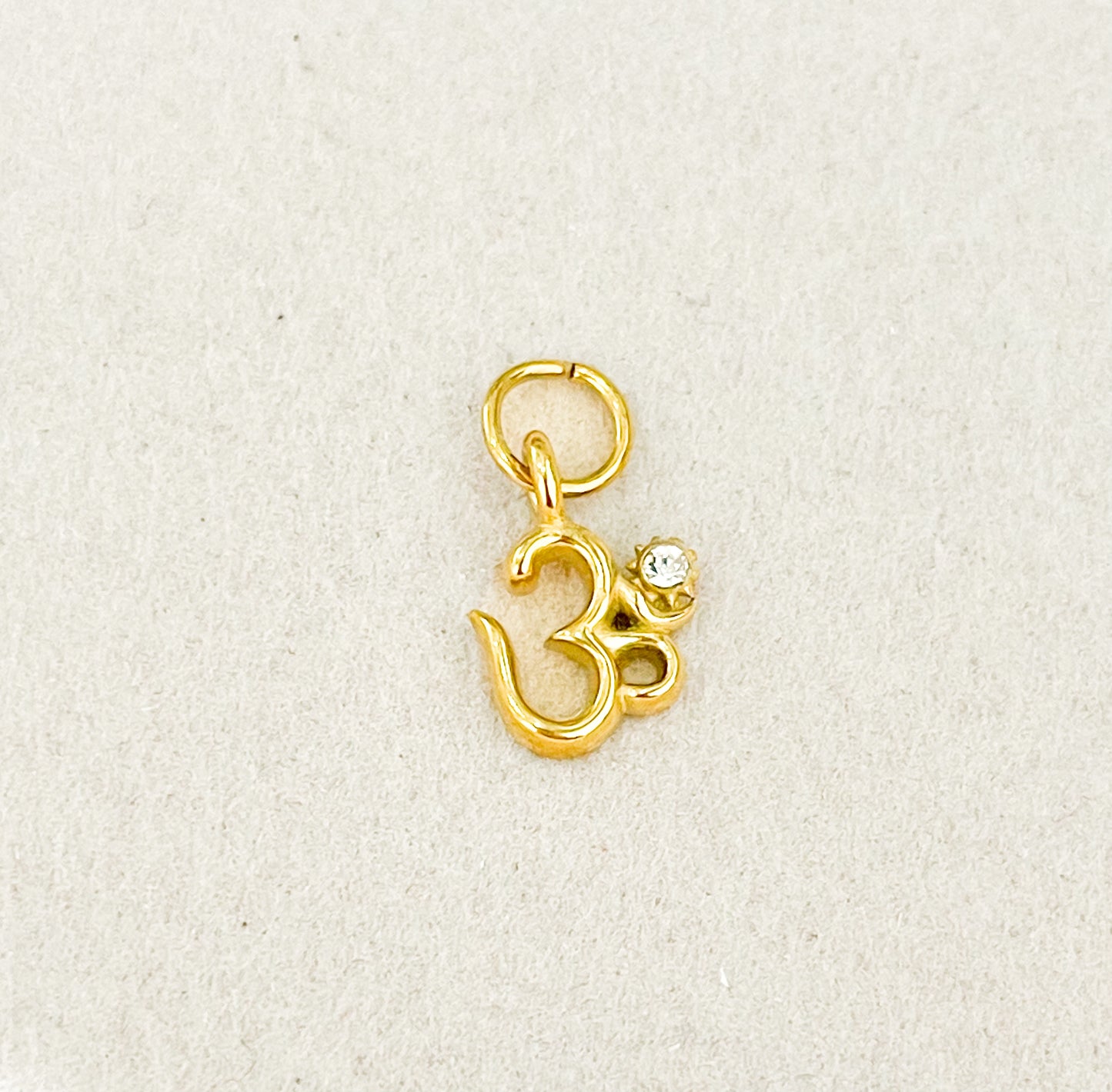 Om Charm image 0