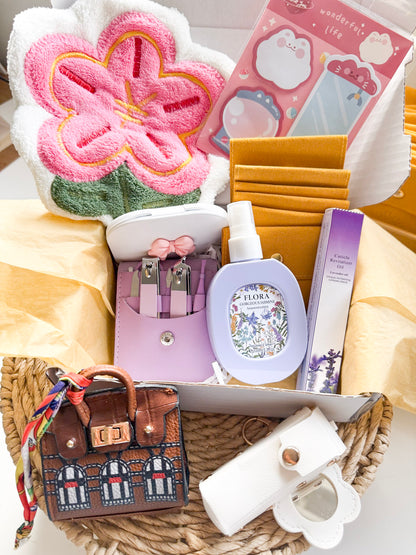 *Example  of 2 Lucky Scoops shown. Contents, quantities and prizes will vary. With 40+ different types of surprise extras available, every Lucky Scoop is unique.*
